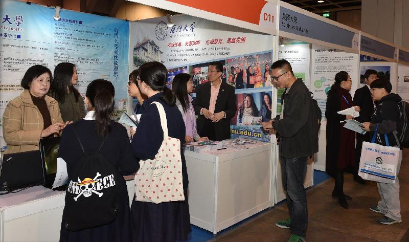 The 2016 Mainland Higher Education Expo, jointly organised by the Ministry of Education and the Education Bureau (EDB), is being held today and tomorrow (December 17 and 18) at the Hong Kong Convention and Exhibition Centre in Wan Chai. Photo shows members of the public visiting the expo to learn more about studying on the Mainland.