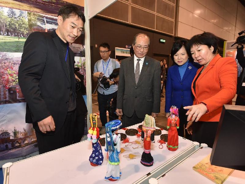 The 2016 Mainland Higher Education Expo, jointly organised by the Ministry of Education and the Education Bureau (EDB), is being held today and tomorrow (December 17 and 18) at the Hong Kong Convention and Exhibition Centre in Wan Chai. Photo shows the Secretary for Education, Mr Eddie Ng Hak-kim (third right), visiting the exhibition booths to view the information offered to the participants. Joining him are the Permanent Secretary for Education, Mrs Marion Lai (second right); and the Director of the Office of  Hong Kong, Macao and Taiwan Affairs of the Ministry of Education, Ms Liu Jin (first right).
