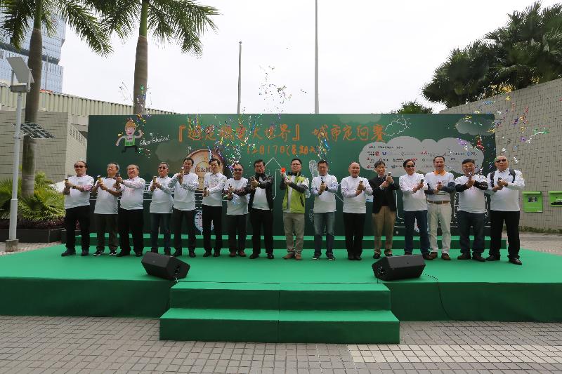 署理機電工程署署長薛永恒（右八）與香港機電業推廣工作小組成員機構代表今日（十二月十七日）在九龍灣機電工程署總部大樓主持「遊走機電大世界」城市定向賽起步禮。

