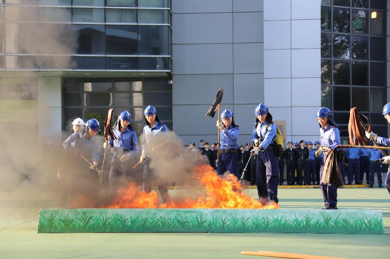 The Civil Aid Service held the 77th Recruits Passing-out Parade at its headquarters today (December 18). Photo shows members demonstrating vegetation firefighting.
