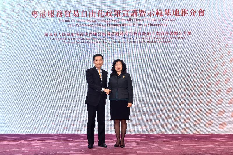 The Trade and Industry Department and the Hong Kong and Macao Affairs Office of the People's Government of Guangdong Province co-organised the "Forum on Hong Kong/Guangdong Liberalisation of Trade in Services cum Promotion of Key Demonstration Bases in Guangdong" today (December 19). Pictured are the Director-General of Trade and Industry, Ms Salina Yan (right), and the Director General of the Hong Kong and Macao Affairs Office of the People's Government of Guangdong Province, Mr Liao Jingshan.