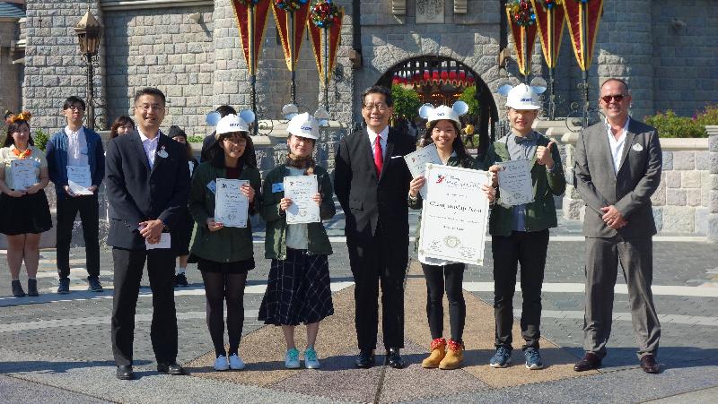 The Secretary for Commerce and Economic Development, Mr Gregory So (centre), presents certificates to the champion team at the Disney ImagiNations Hong Kong 2016 Award Ceremony today (December 19).