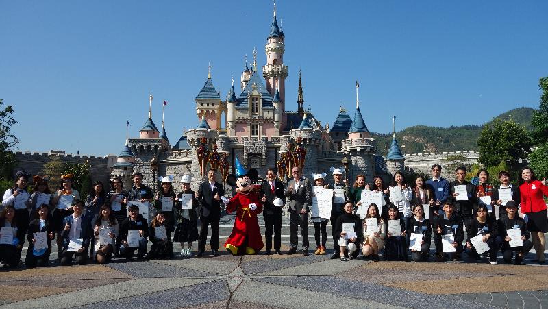 The Secretary for Commerce and Economic Development, Mr Gregory So (back row, 13th right), is pictured with the Managing Director of Hong Kong Disneyland Resort, Mr Samuel Lau (back row, ninth left); the Director of Creative Development and Show Quality of Walt Disney Imagineering, Mr Kelly Willis (back row, 12th right); and the finalist teams at the Disney ImagiNations Hong Kong 2016 Award Ceremony today (December 19).