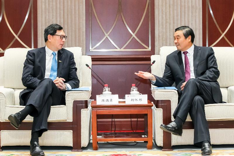 香港金融管理局總裁陳德霖與國家開發銀行董事長胡懷邦今日（十二月二十日）於北京簽署《諒解備忘錄》，透過基建融資促進辦公室平台建立策略性合作框架以促進基建項目投資。圖示胡懷邦（左）與陳德霖（右）會面。


