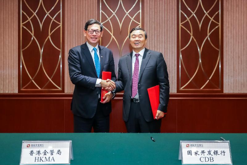 香港金融管理局總裁陳德霖（左）與國家開發銀行董事長胡懷邦（右）今日（十二月二十日）於北京簽署《諒解備忘錄》，透過基建融資促進辦公室平台建立策略性合作框架以促進基建項目投資。
