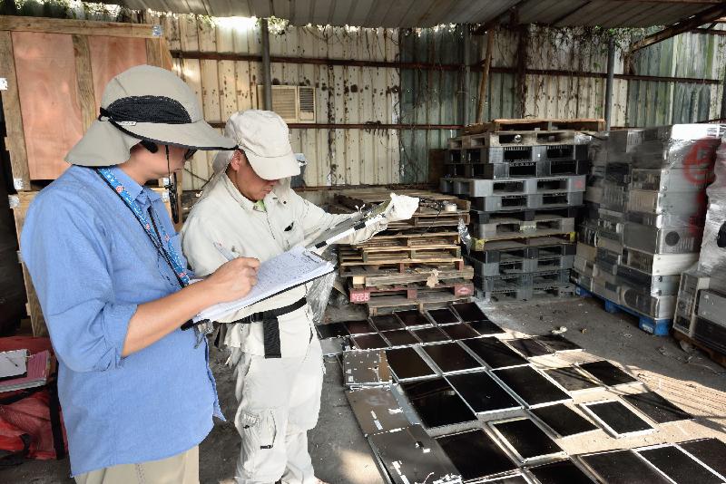 During a joint departmental enforcement operation entitled "Operation E-change" held in mid-December, the Environmental Protection Department and relevant departments conducted surprise inspections at a number of open waste recycling sites in Yuen Long. Large quantities of chemical waste including waste LCD monitors, cathode ray tubes, printed circuit boards and lead-acid batteries were seized during the operation, of which more than 1 300 were LCD monitors and cathode ray tubes.
