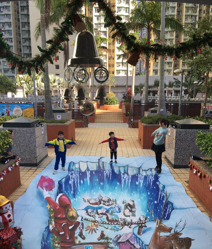 今年一批聖誕立體畫在多個公共屋邨展示，與居民共慶佳節。圖示安田邨的「飄雪小鎮」。