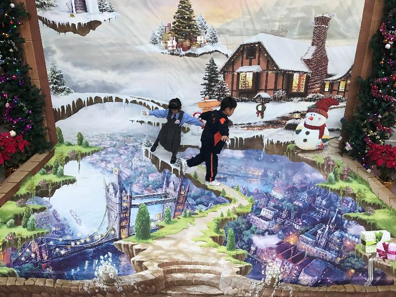 今年一批圣诞立体画在多个公共屋邨展示，与居民共庆佳节。图示丽瑶邨的「梦幻圣诞」。