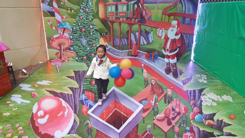 今年一批圣诞立体画在多个公共屋邨展示，与居民共庆佳节。图示大元邨的「奇幻仙境」。