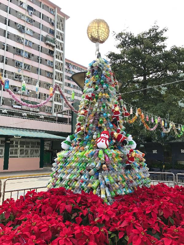 在丽阁邨设置的环保圣诞树色彩缤纷，以1 600多个饮品胶樽制作，配以圣诞灯饰及花卉，早与晚各有美态。
