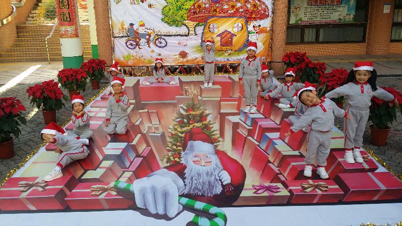 3-D Christmas pictures are on display at various public housing estates this year to celebrate the festive season with tenants. Photo shows "Christmas Boxes" at Shui Pin Wai Estate.