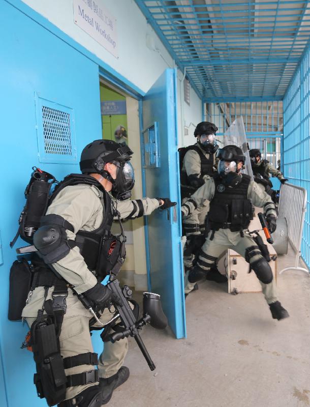 The Correctional Services Department carried out an exercise today (December 21) to test the emergency response efficiency of various units including the newly established Regional Response Team in different scenarios, such as the mass indiscipline of persons in custody and a hostage-taking situation inside Tong Fuk Correctional Institution. Photo shows members of the Regional Response Team successfully controlling the simulated hostage-taking incident.