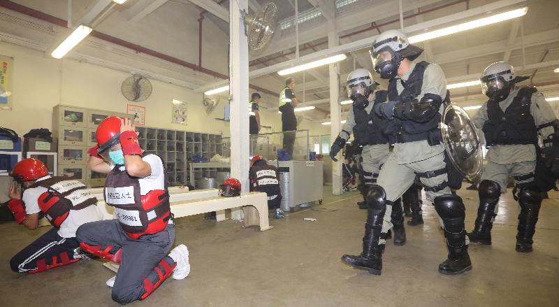 The Correctional Services Department carried out an exercise today (December 21) to test the emergency response efficiency of various units, including the newly established Regional Response Team in different scenarios, such as the mass indiscipline of persons in custody and a hostage-taking situation inside Tong Fuk Correctional Institution. Photo shows members of the Correctional Emergency Response Team successfully controlling the simulated hostage-taking incident.