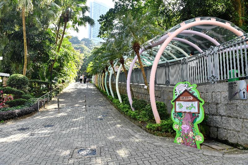 香港动植物公园和香港公园同处中西区，地理位置相近。近日，两个公园分别在园内竖立新路线指示牌，引领市民来往两个公园。图示香港公园的指示牌，以灵长类动物的剪影为主题，带市民到香港动植物公园参观。