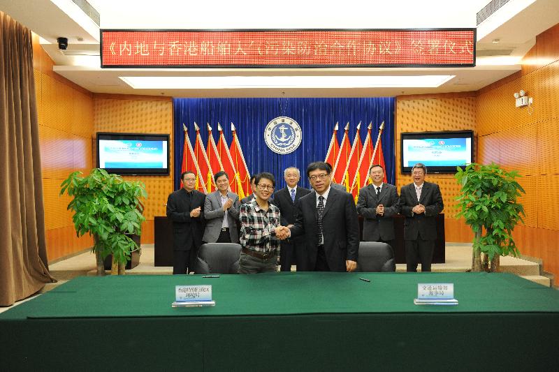 The Environment Bureau of the Hong Kong Special Administrative Region and the Maritime Safety Administration of the Ministry of Transport today (December 23) signed a Cooperation Agreement on Prevention and Control of Air Pollution from Vessels between the Mainland and Hong Kong in Shenzhen to strengthen regional exchanges and collaboration in controlling marine emissions. The Agreement was signed by the Under Secretary for the Environment, Ms Christine Loh (left), and the Deputy Director General of the Maritime Safety Administration, Mr Li Hongyin (right).