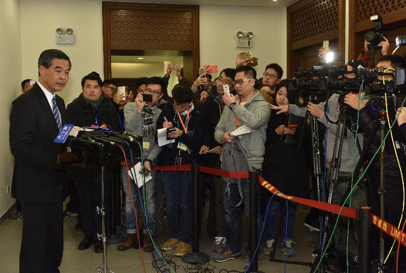 行政長官梁振英今日（十二月二十三日）傍晚在北京會見傳媒，並回應記者提問。