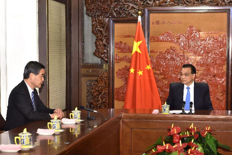 The Chief Executive, Mr C Y Leung, briefed Premier Li Keqiang in Beijing this morning (December 23). Picture shows Mr Leung (left) briefing Premier Li (right) on Hong Kong's latest developments.