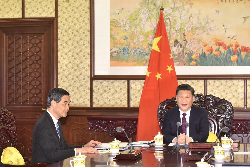 The Chief Executive, Mr C Y Leung, briefed President Xi Jinping in Beijing this afternoon (December 23). Photo shows Mr Leung (left) briefing President Xi (right) on the latest economic, social and political developments in Hong Kong.