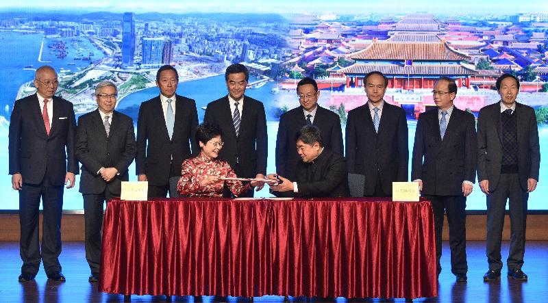 The Chief Secretary for Administration and Chairman of the Board of the West Kowloon Cultural District Authority, Mrs Carrie Lam (front row, left), attended the Signing Ceremony of Memorandum of Understanding of Cooperation Between the Palace Museum and the West Kowloon Cultural District Authority on Development of the Hong Kong Palace Museum in Beijing this afternoon (December 23). Photo shows Mrs Lam and the Director of the Palace Museum, Dr Shan Jixiang (front row, right), exchanging the memorandum at the ceremony. 