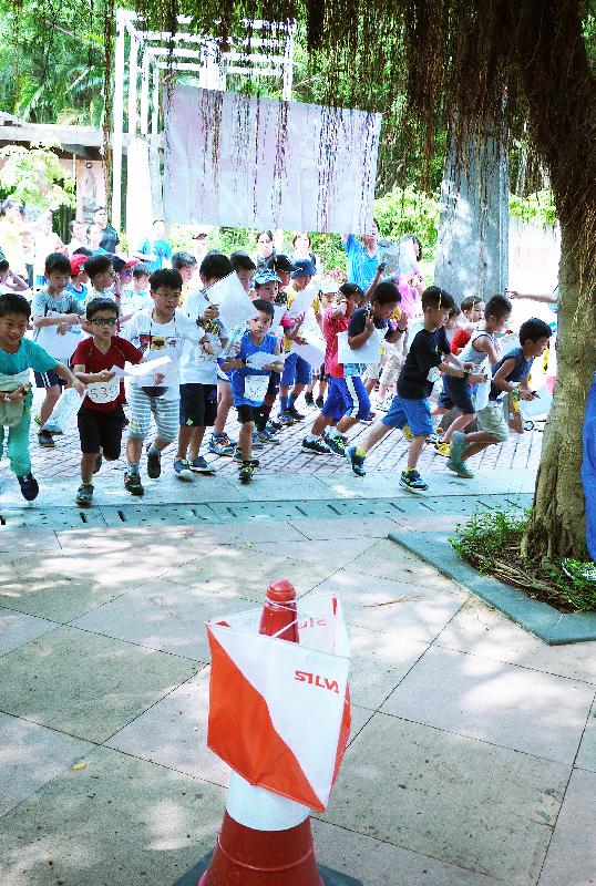 The Leisure and Cultural Services Department will hold two roving fun day programmes, namely "Orienteering@Park" and "Fitness@Park", on selected weekends between January 1 and February 26, 2017, to offer two thematic elements in 12 different parks across the territory. The roving fun days are the second series of events under the "Storm the Park" campaign. Admission is free. People of all ages are welcome.