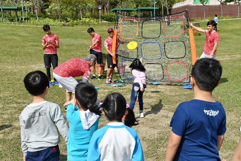 The Leisure and Cultural Services Department held the first "Storm the Park" event, "Frisbee Day", in Jordan Valley Park in Kwun Tong District on December 11, attracting more than 200 people to enjoy the fun of playing with frisbees.