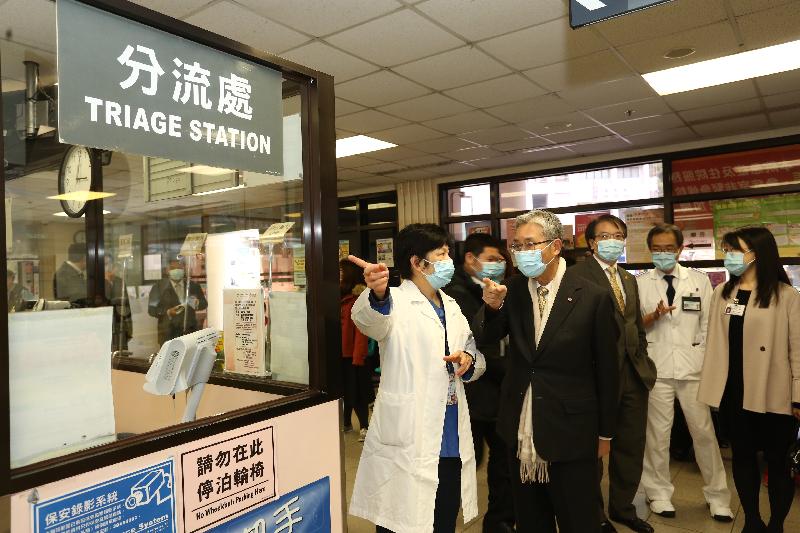 The Hospital Authority Chairman, Professor John Leong (second left), visits the Accident and Emergency Department of United Christian Hospital today (December 28).