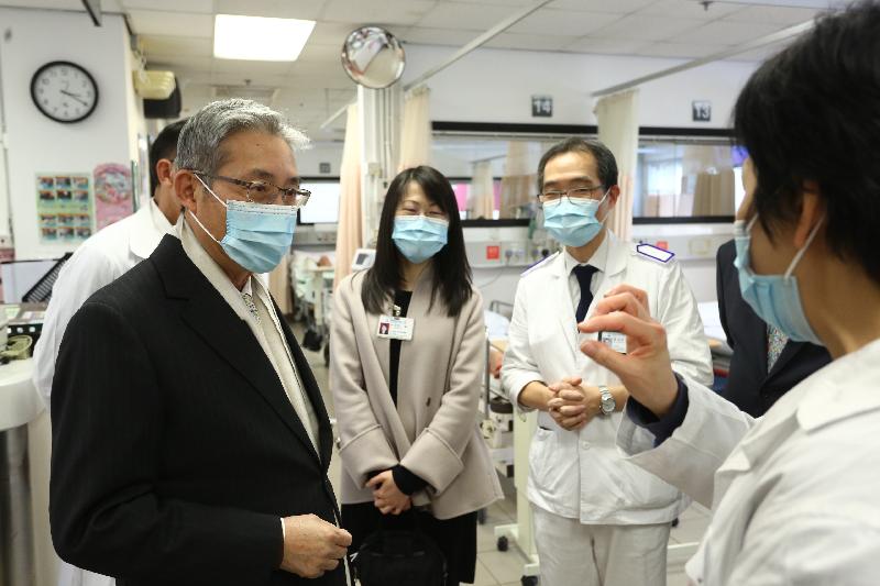 The Hospital Authority Chairman, Professor John Leong (first left), visits the Observation Ward in the Accident and Emergency Department of United Christian Hospital today (December 28).