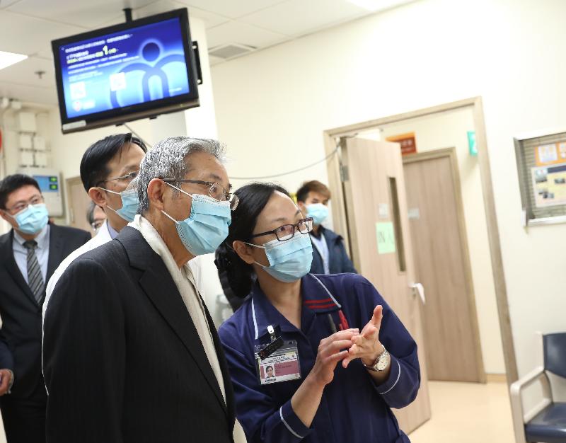 醫院管理局主席梁智仁教授（左）今日（十二月二十八日）向伊利沙伯醫院同事了解急症室的服務運作情況。