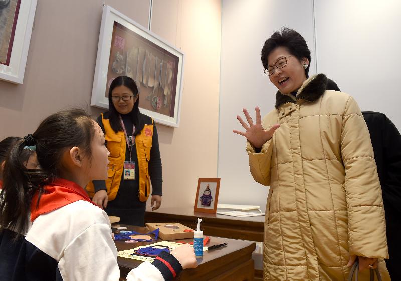 The Chief Secretary for Administration, Mrs Carrie Lam, attended the unveiling ceremony of the Hospital for Conservation, the Palace Museum Learning Centre and the Jianfu Honour Roll of Architectural Conservation Donors at the Palace Museum in Beijing this afternoon (December 29). Photo shows Mrs Lam (first right) chatting with a young participant of a Palace Museum Learning Centre programme.