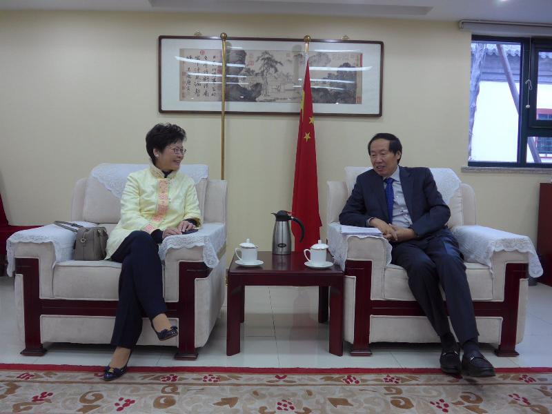 The Chief Secretary for Administration, Mrs Carrie Lam (left), calls on the Director General of the State Administration of Cultural Heritage, Mr Liu Yuzhu (right), in Beijing this morning (December 29).