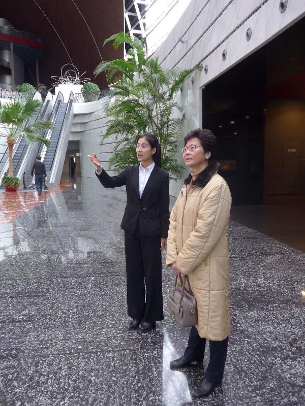 政務司司長林鄭月娥（右）昨日（十二月二十八日）在北京參觀國家大劇院。