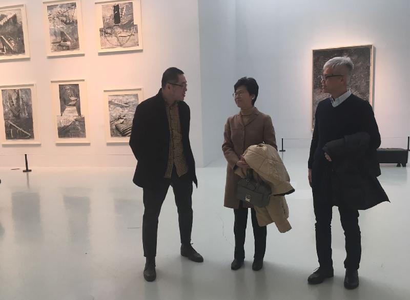 政務司司長林鄭月娥（中）昨日（十二月二十八日）在康樂及文化事務署副署長（文化）吳志華博士（右）陪同下，於北京參觀中央美術學院美術館，並與館長王璜生教授（左）交談。