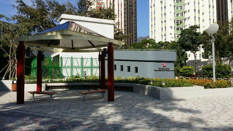 Wang Kwong Road Sitting-out Area opened today (December 30), providing a pavilion for people to take a rest.