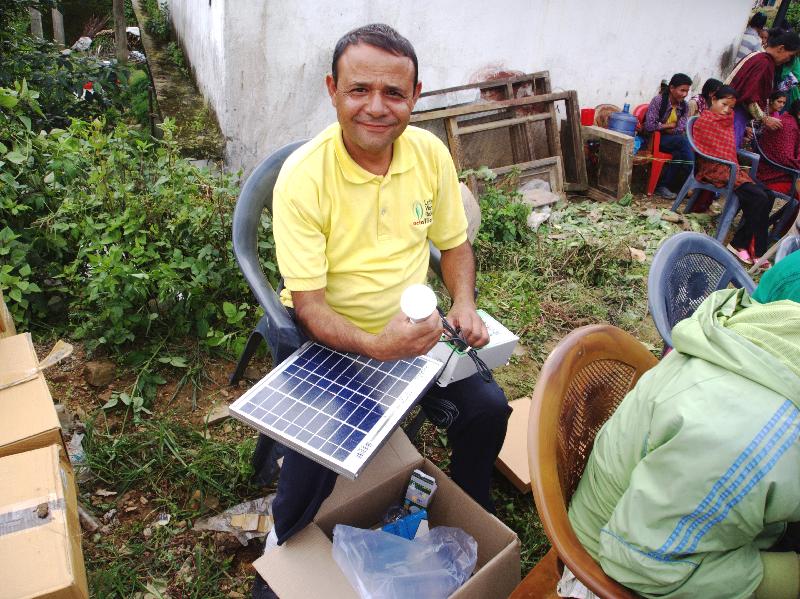 尼泊爾地震災民收到救援機構派發的太陽能燈、波狀鍍鋅鐵片、維修工具及塑膠廁盤。