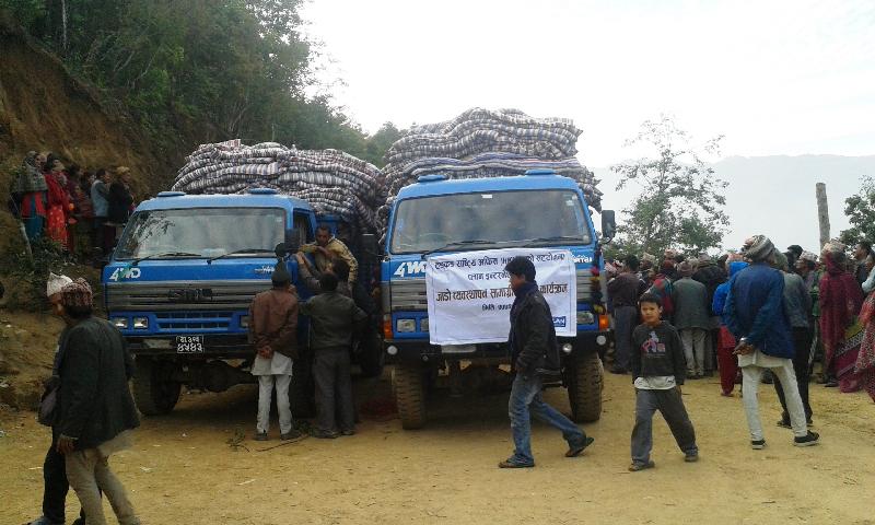 救援機構把毛氈及睡墊運至尼泊爾災區，準備向地震災民派發。