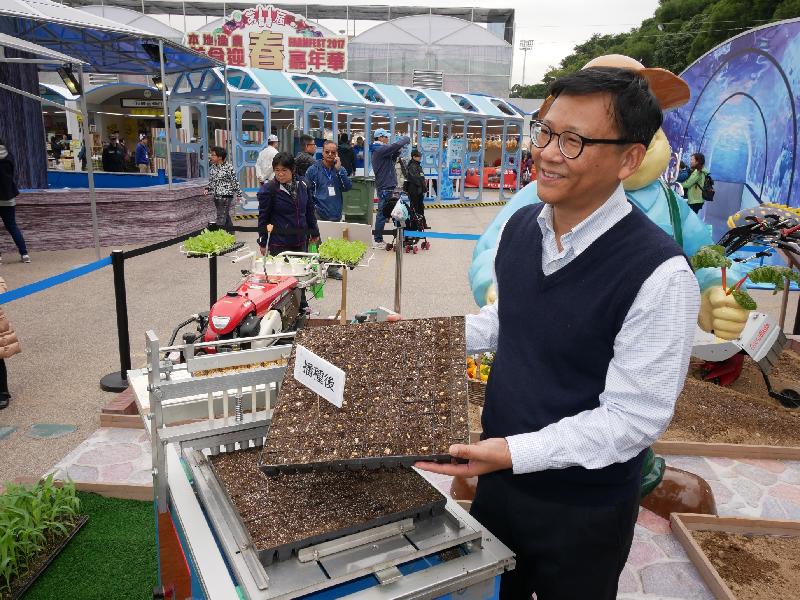 The four-day FarmFest 2017 is being held at Fa Hui Park in Mong Kok from today (December 30) to January 2, 2017. The exhibition at the FarmFest showcases the technologies introduced by the Agriculture, Fisheries and Conservation Department (AFCD) to the agricultural and fisheries industry. Picture shows the Agricultural Officer (Horticulture) of the Agriculture Branch of the AFCD, Dr Chen Yi-min, introducing the automatic seedling system which helps to save farming labour. 