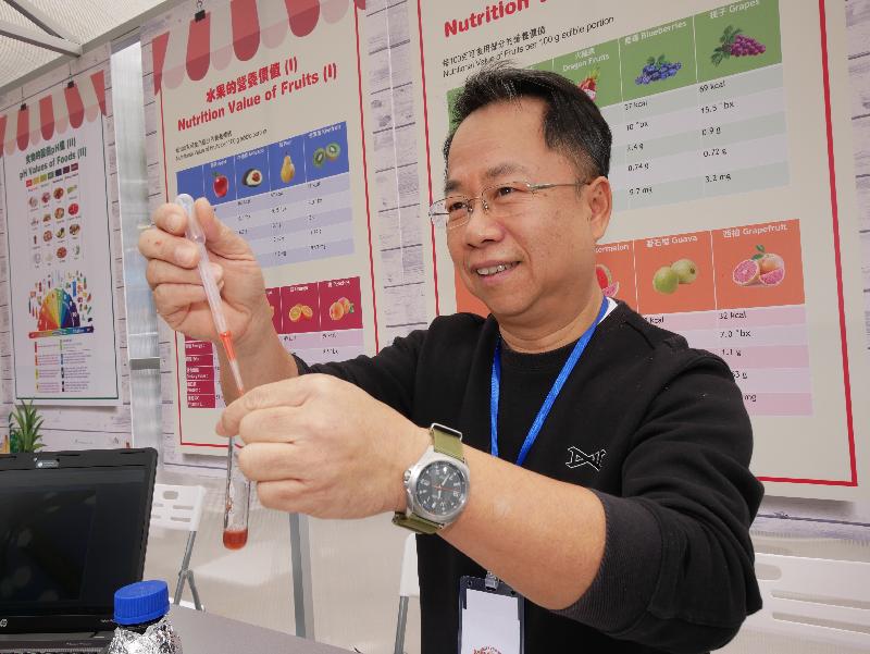 The four-day FarmFest 2017 is being held at Fa Hui Park in Mong Kok from today (December 30) to January 2, 2017. Technology for testing the quality of crops is being demonstrated at the FarmFest. Picture shows the testing of Vitamin C in strawberries.
