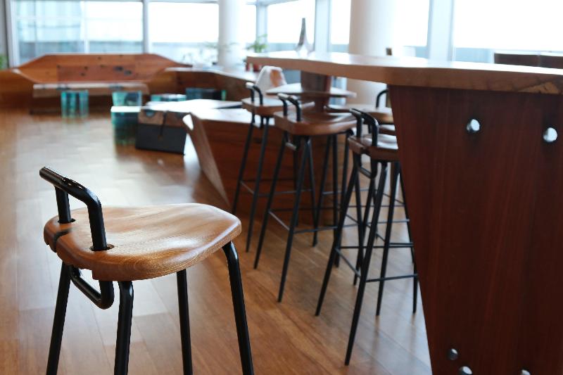T．PARK［源．区］内的轻食餐厅源．茶，以升级循环再造为主题，所采用主要家具均由旧物料，如旧湾仔码头防撞木及学校旧桌椅再造而成。