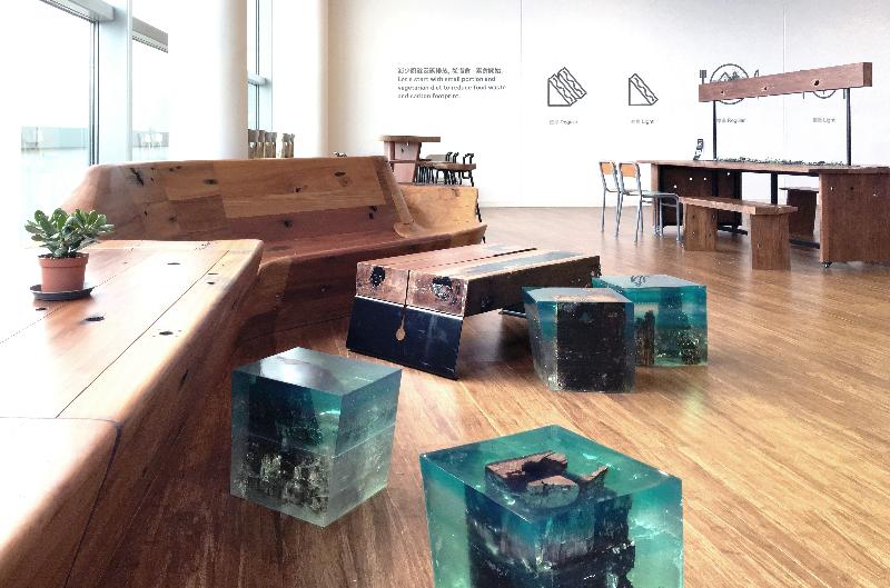 T·CAFE, which provides light meals for visitors of T·PARK, is designed with a theme of upcycling. The majority of the furniture at the cafe is made from waste materials. Fenders from the former Wan Chai Ferry Pier and old school chairs were refurbished and upcycled to become tables and benches.