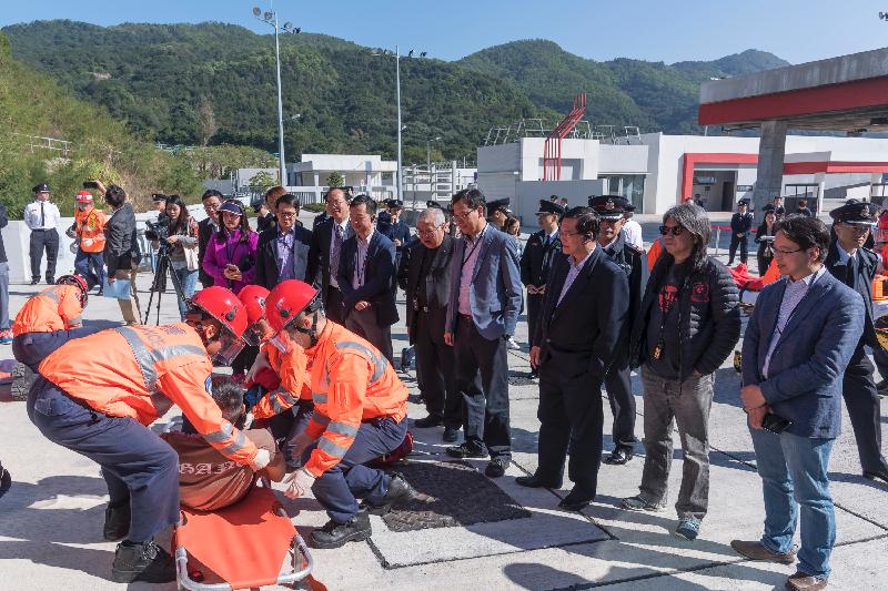 The Legislative Council Panel on Security conducted a visit to the Fire and Ambulance Services Academy today (January 4). Photo shows Legislative Council members observing a demonstration on handling multiple casualties during a road traffic incident.