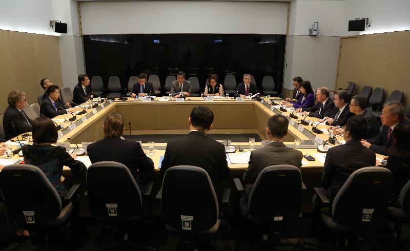 行政长官梁振英（后排左二）今日（一月六日）与金融发展局主席史美伦（后排左三）及成员会面，就香港金融服务业的发展交换意见。署理财政司司长陈家强（后排左一）亦有出席。