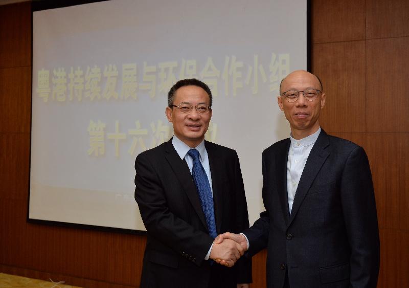 The Secretary for the Environment, Mr Wong Kam-sing (right), is pictured with the Director-General of the Environmental Protection Department of Guangdong Province, Mr Lu Xiulu, before the meeting of the Hong Kong-Guangdong Joint Working Group on Sustainable Development and Environmental Protection in Guangzhou today (January 6). 