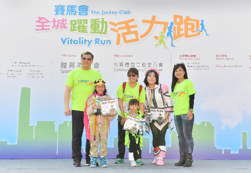 The Chairman of the 6th Hong Kong Games (HKG) Organising Committee, Mr William Tong (first left) and the Head of Charities (Grant Making – Sports, Recreation, Arts and Culture) of the Hong Kong Jockey Club, Ms Rhoda Chan (first right) are pictured with the champion (second left), first runner-up (centre) and second runner-up (second right) of the individual Most Creative Costume Prize of the 6th HKG’s Vitality Run today (January 8).