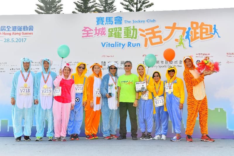 The Acting Director of Leisure and Cultural Services, Mr Raymond Fan (fifth right), is in picture with the champion of the Overall Best Team Costume Award of the 6th Hong Kong Games' Vitality Run held today (January 8).
