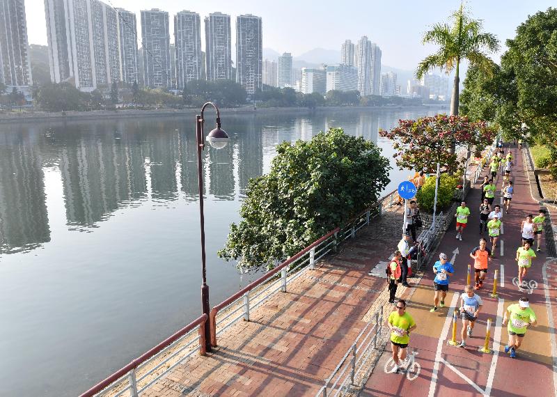 The 6th Hong Kong Games' Vitality Run was held alongside the Shing Mun River in Sha Tin today (January 8). Participants enjoyed the run and the scenery at the same time.