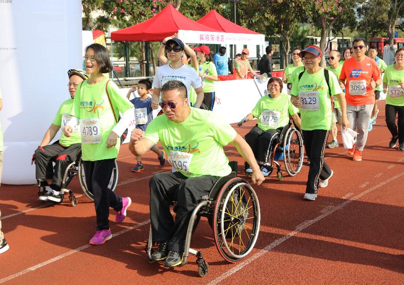 People of all ages and abilities enjoyed the Vitality Run staged alongside the Shing Mun River in Sha Tin today (January 8). 
