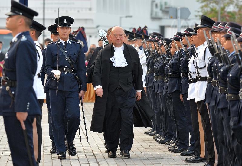 終審法院首席法官馬道立今日（一月九日）主持二○一七年法律年度開啟典禮，並於愛丁堡廣場檢閱香港警察儀仗隊。