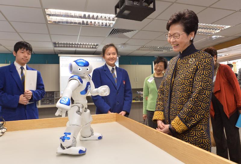 The Chief Secretary for Administration, Mrs Carrie Lam, attended the launch ceremony of "CFSS · Innovation · STREAM" in celebration of the 20th anniversary of the establishment of the Hong Kong Special Administrative Region organised by Chinese Foundation Secondary School (CFSS) today (January 9). Picture shows Mrs Lam (right) visiting the Robotics Room of CFSS.