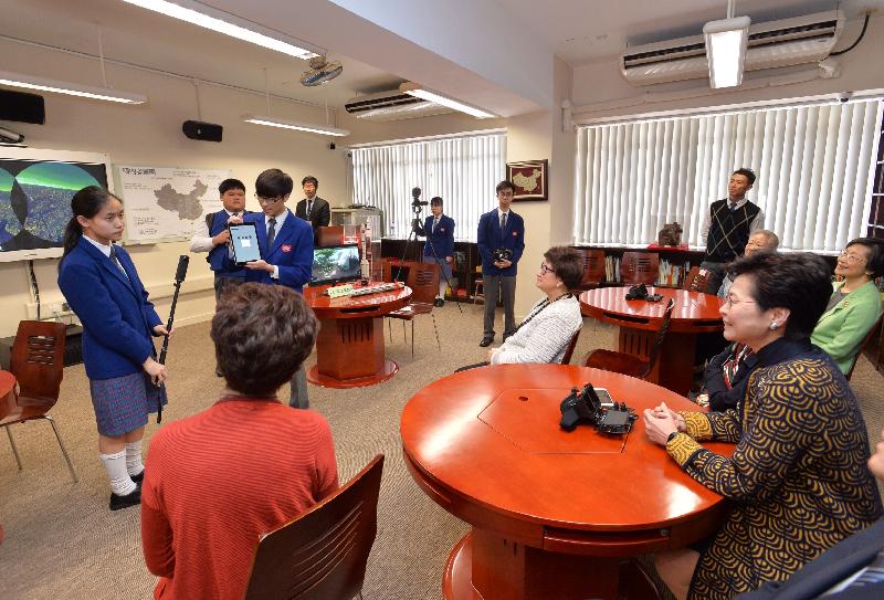 The Chief Secretary for Administration, Mrs Carrie Lam, attended the launch ceremony of "CFSS · Innovation · STREAM" in celebration of the 20th anniversary of the establishment of the Hong Kong Special Administrative Region organised by Chinese Foundation Secondary School (CFSS) today (January 9). Picture shows Mrs Lam (front right) visiting the Classroom of the Future of CFSS.