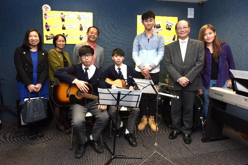 教育局局長吳克儉（右二）今日（一月十日）在香港青少年服務處賽馬會粉嶺綜合青少年服務中心與練習音樂的青少年合照。
